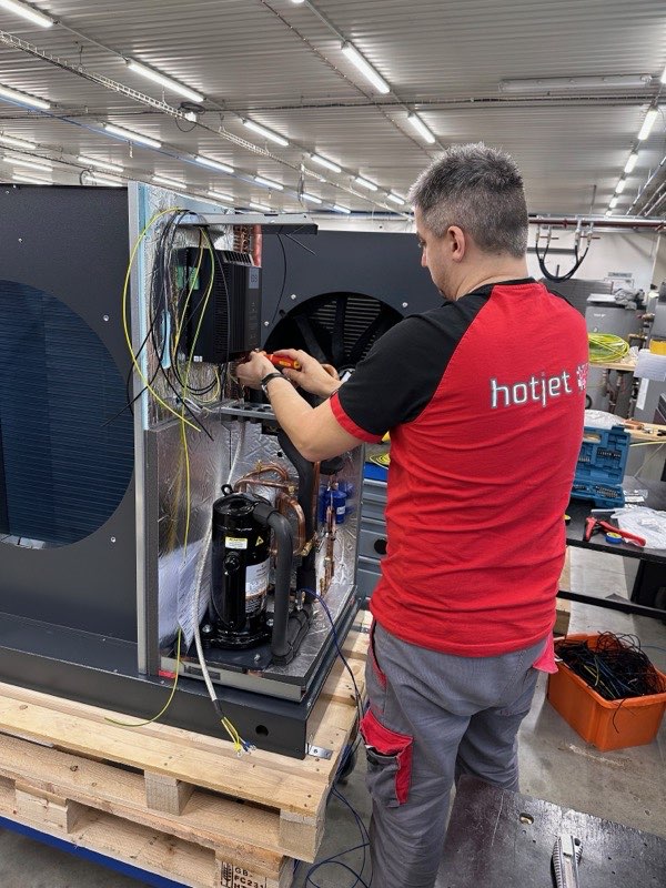 Technik HOTJET při montáži